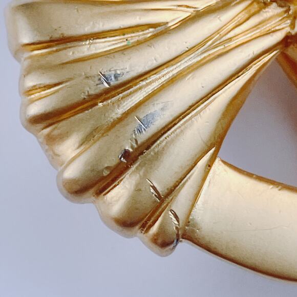 Vintage Matte Gold Tone Ribbon Knot Brooch 1970s 1980s Bold Statement Pin - Picture 8 of 11